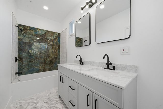 939 N Harding Avenue, Chicago, IL 60651