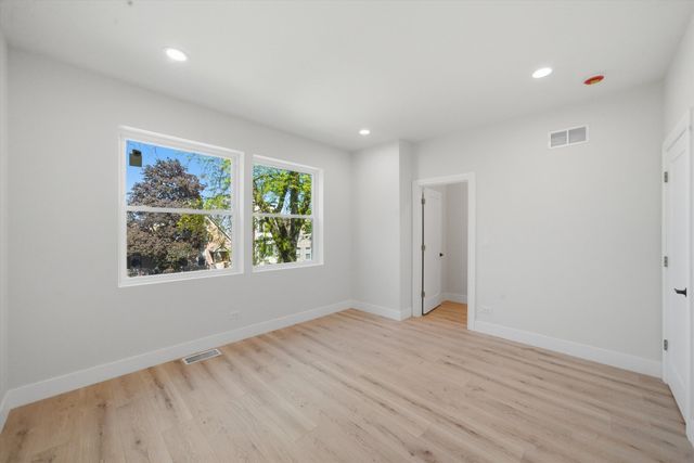 939 N Harding Avenue, Chicago, IL 60651