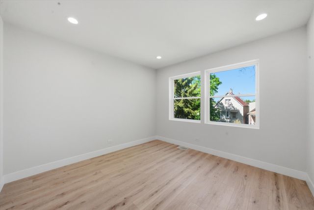 939 N Harding Avenue, Chicago, IL 60651
