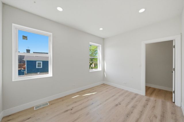 939 N Harding Avenue, Chicago, IL 60651