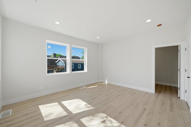 939 N Harding Avenue, Chicago, IL 60651