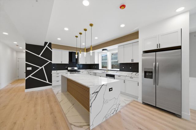 939 N Harding Avenue, Chicago, IL 60651