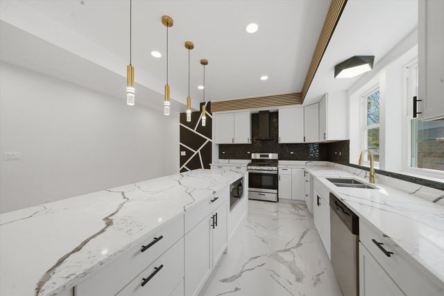 939 N Harding Avenue, Chicago, IL 60651