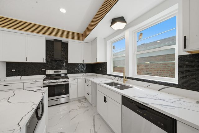 939 N Harding Avenue, Chicago, IL 60651