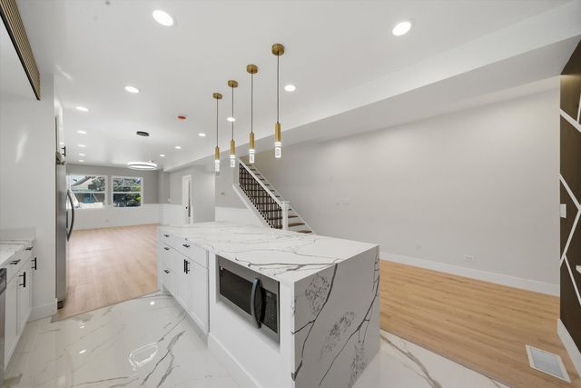 939 N Harding Avenue, Chicago, IL 60651
