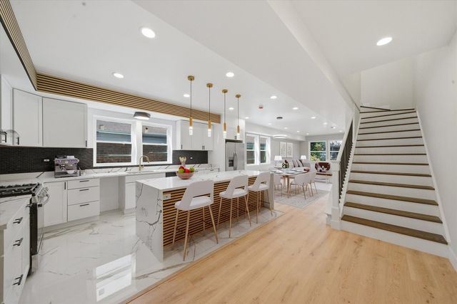 939 N Harding Avenue, Chicago, IL 60651