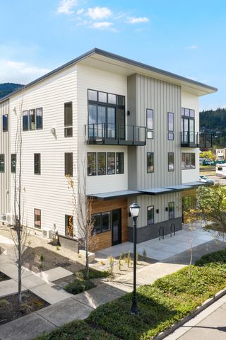 138 Clear Creek Drive, Ashland, OR 97520