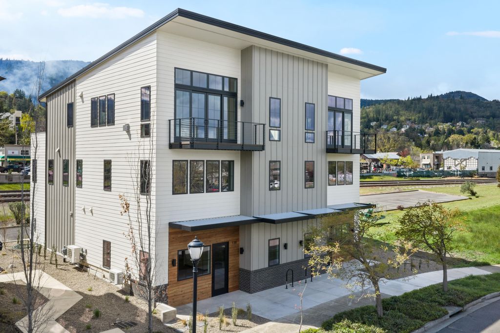 138 Clear Creek Drive, Ashland, OR 97520