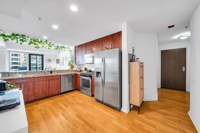 160 E Illinois Street 2003, Chicago, IL 60611