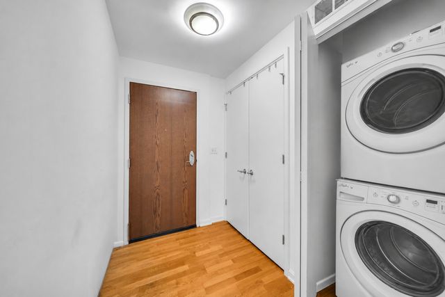 160 E Illinois Street 2003, Chicago, IL 60611