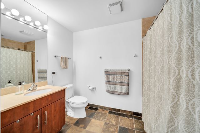 160 E Illinois Street 2003, Chicago, IL 60611