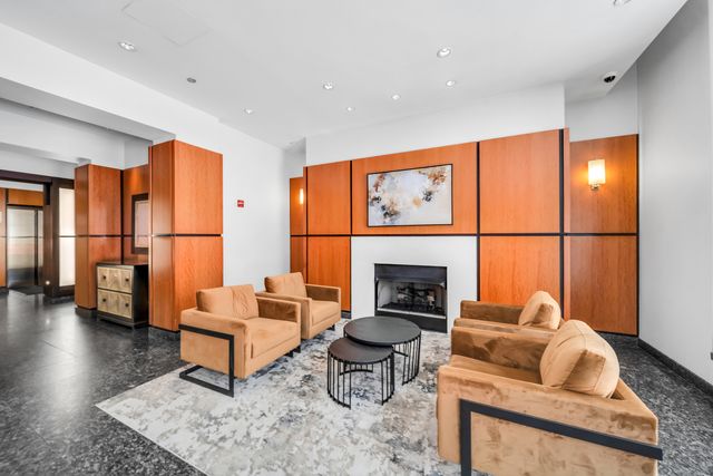 160 E Illinois Street 2003, Chicago, IL 60611