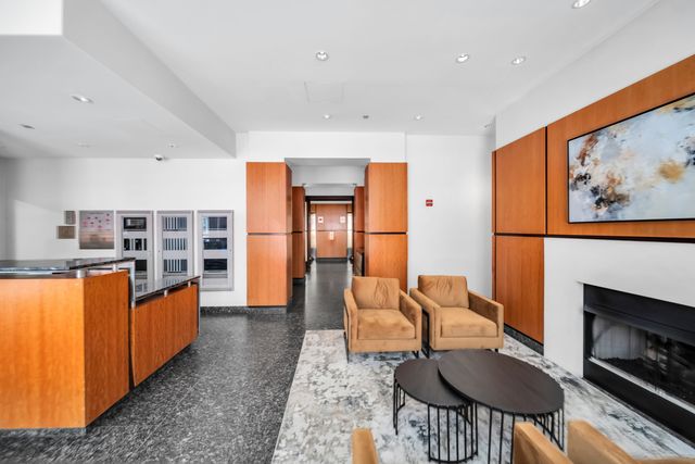 160 E Illinois Street 2003, Chicago, IL 60611