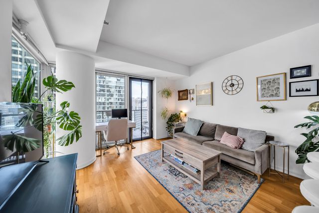 160 E Illinois Street 2003, Chicago, IL 60611