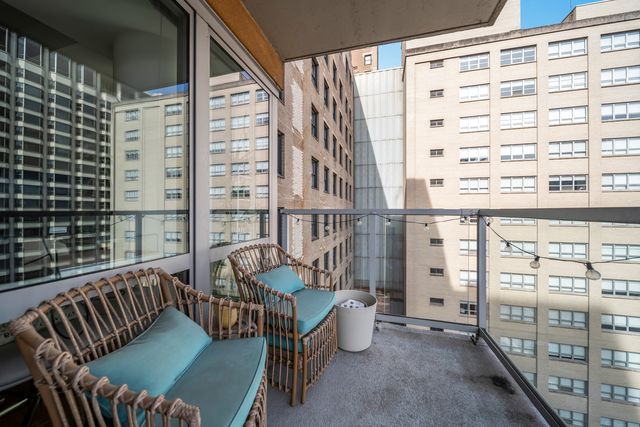 160 E Illinois Street 2003, Chicago, IL 60611