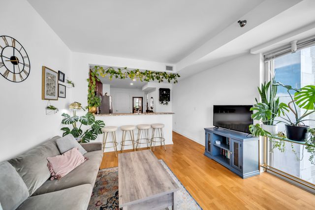 160 E Illinois Street 2003, Chicago, IL 60611