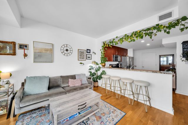160 E Illinois Street 2003, Chicago, IL 60611