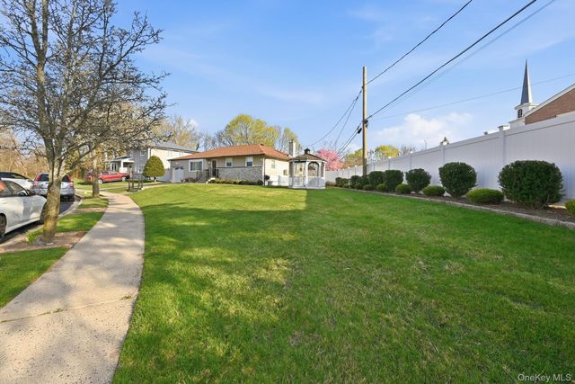 3 Miriam Lane, Plainview, NY 11803