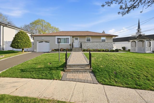 3 Miriam Lane, Plainview, NY 11803