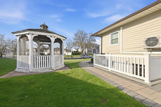 3 Miriam Lane, Plainview, NY 11803