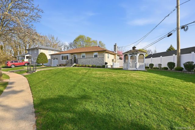 3 Miriam Lane, Plainview, NY 11803