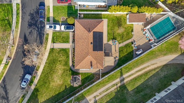 3 Miriam Lane, Plainview, NY 11803