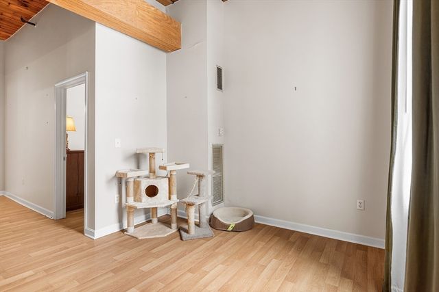 52 Lawrence Dr M206, Lowell, MA 01854