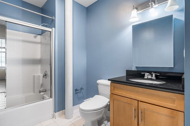 52 Lawrence Dr M206, Lowell, MA 01854