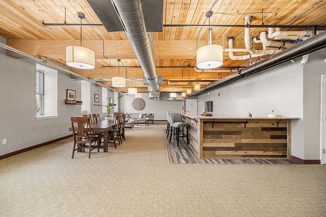 52 Lawrence Dr M206, Lowell, MA 01854