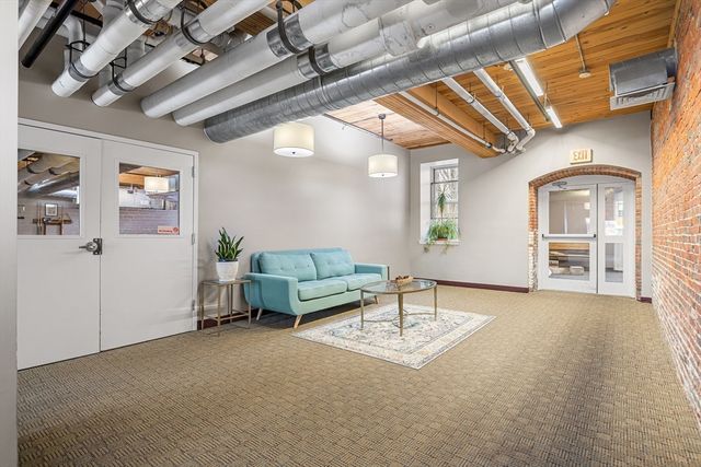 52 Lawrence Dr M206, Lowell, MA 01854