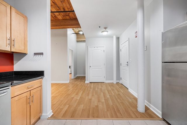 52 Lawrence Dr M206, Lowell, MA 01854