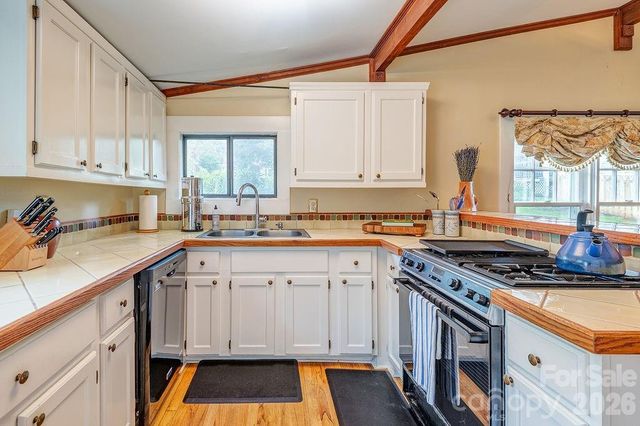 52 Gracelyn Road, Asheville, NC 28804