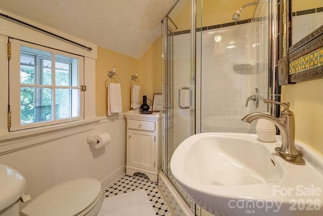 52 Gracelyn Road, Asheville, NC 28804