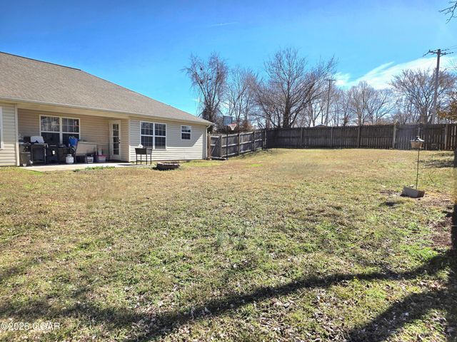 807 Hawthorne Loop, Webb City, MO 64870