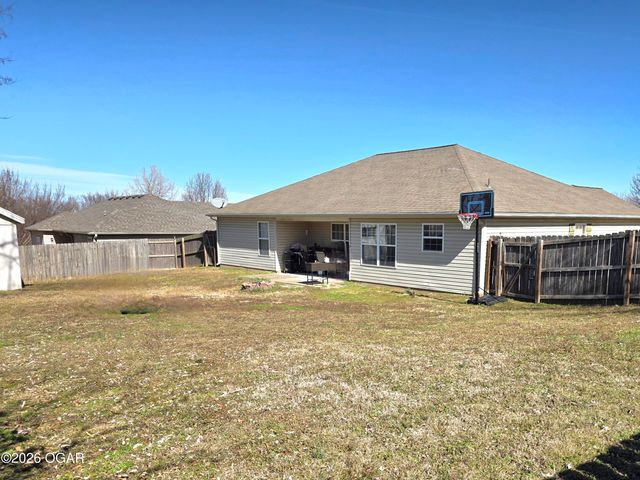 807 Hawthorne Loop, Webb City, MO 64870