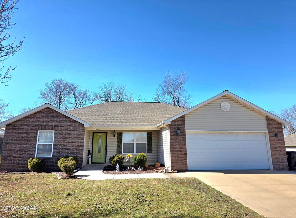 807 Hawthorne Loop, Webb City, MO 64870