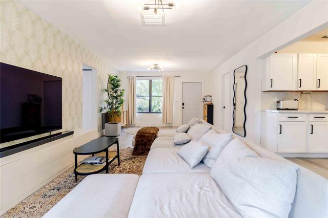 2515 NE 207th Street, Miami, FL 33180