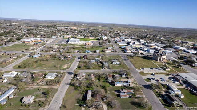 217 N PARK AVENUE, Karnes City, TX 78118