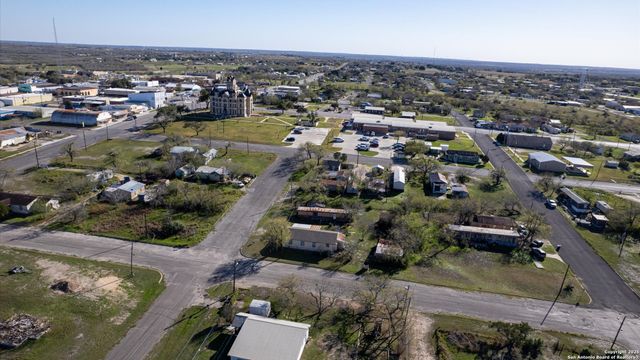 217 N PARK AVENUE, Karnes City, TX 78118