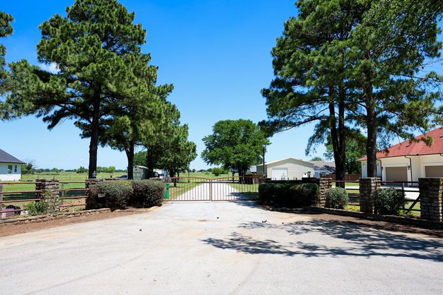 10575 Friendship Road, Pilot Point, TX 76258