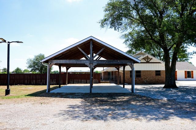 10575 Friendship Road, Pilot Point, TX 76258