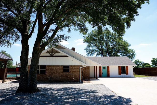 10575 Friendship Road, Pilot Point, TX 76258