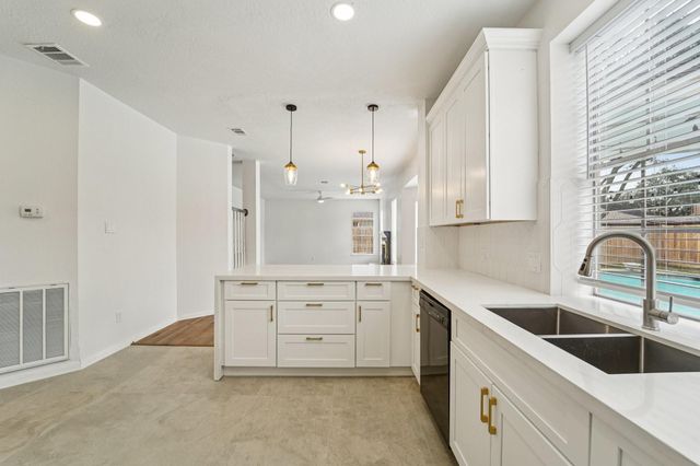 1808 N Mission Circle, Friendswood, TX 77546