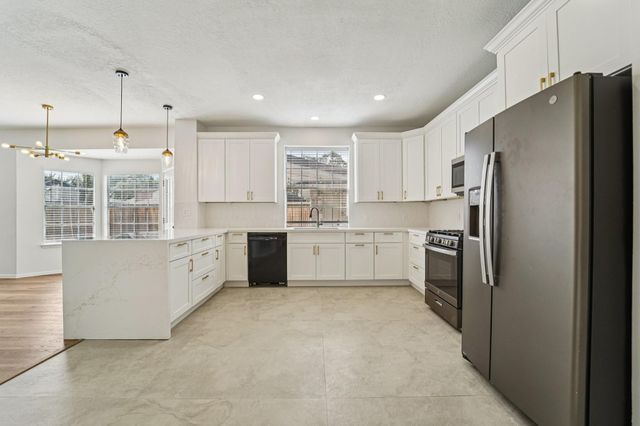 1808 N Mission Circle, Friendswood, TX 77546