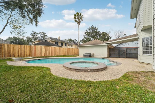 1808 N Mission Circle, Friendswood, TX 77546