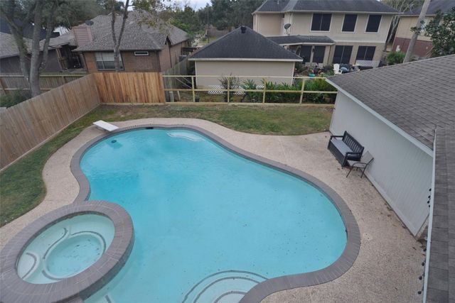 1808 N Mission Circle, Friendswood, TX 77546
