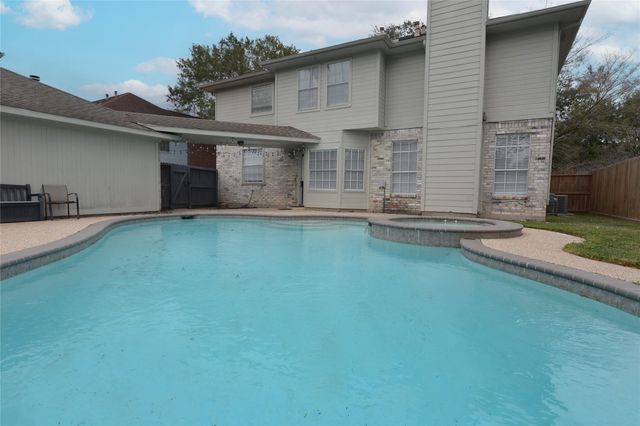 1808 N Mission Circle, Friendswood, TX 77546