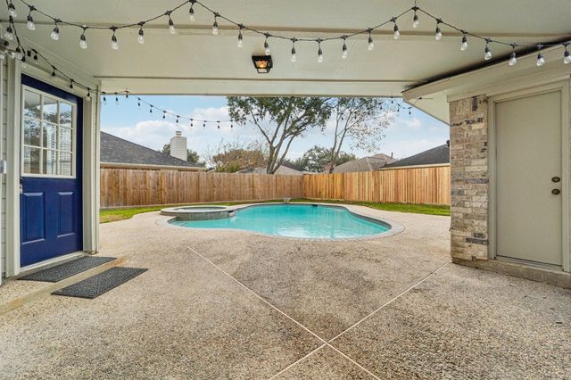 1808 N Mission Circle, Friendswood, TX 77546