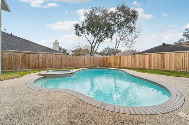 1808 N Mission Circle, Friendswood, TX 77546