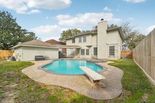 1808 N Mission Circle, Friendswood, TX 77546